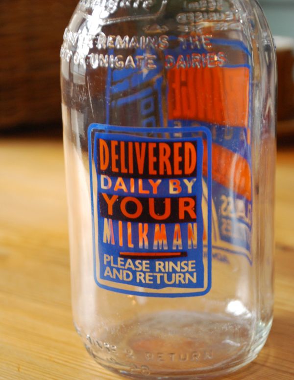 アンティーク ガラスボトル　アンティーク雑貨　イラスト入りで可愛いイギリスの牛乳ビン、アンティークガラスボトル（ORANGE）。どこから見てもイラストや文字がプリントされているので、そのままポンっと飾るだけで雰囲気が出ます。(k-1484-z)