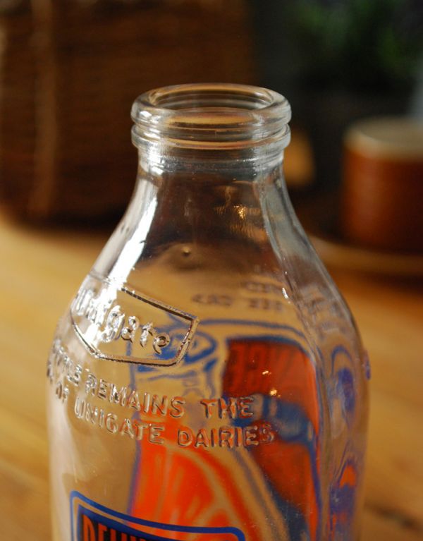 アンティーク ガラスボトル　アンティーク雑貨　イラスト入りで可愛いイギリスの牛乳ビン、アンティークガラスボトル（ORANGE）。グリーンやお花を挿してお楽しみください。(k-1484-z)
