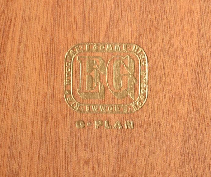 G-PLAN(Gプラン)　アンティーク家具　Ｇプランのヴィンテージ家具、北欧スタイルのカップボードチェスト（トラー＆ブラック）。「G-PLAN」のロゴが付いています。(k-1485-f)