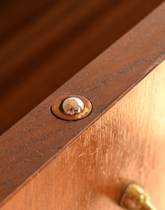 G-PLAN(Gプラン)　アンティーク家具　Ｇプランのヴィンテージ家具、北欧スタイルのカップボードチェスト（トラー＆ブラック）。ドアキャッチャーが付いているので、開閉もしっかりしています。(k-1485-f)