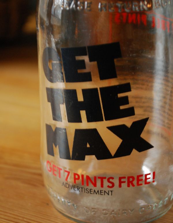 アンティーク ガラスボトル　アンティーク雑貨　イラスト入りで可愛いイギリスの牛乳ビン、アンティークガラスボトル（GET THE MAX）。とっても可愛い英国の牛乳ビンもともと、英国で牛乳が入れて販売されていたビン。(k-1485-z)
