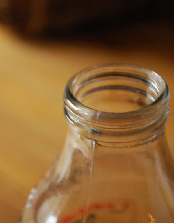 アンティーク ガラスボトル　アンティーク雑貨　イラスト入りで可愛いイギリスの牛乳ビン、アンティークガラスボトル（GET THE MAX）。アンティークなので多少のキズ・汚れがある場合があります。(k-1485-z)
