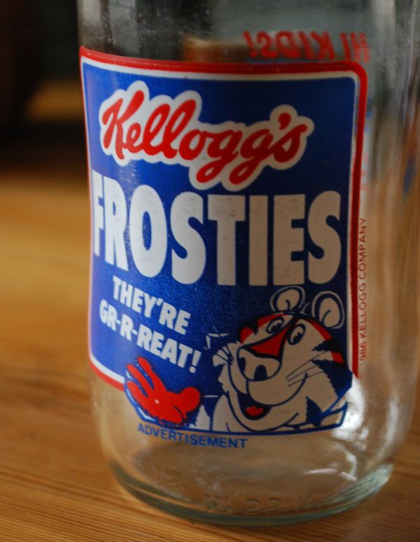 アンティーク ガラスボトル　アンティーク雑貨　イラスト入りで可愛いイギリスの牛乳ビン、アンティークガラスボトル（kellogg's FROSTIES）。海外らしいおしゃれなフォントが入っています。(k-1486-z)