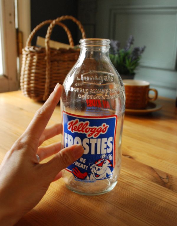 アンティーク ガラスボトル　アンティーク雑貨　イラスト入りで可愛いイギリスの牛乳ビン、アンティークガラスボトル（kellogg's FROSTIES）。日本の牛乳瓶より大きいサイズ感！海外らしさを感じます。(k-1486-z)
