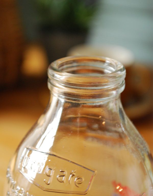 アンティーク ガラスボトル　アンティーク雑貨　イラスト入りで可愛いイギリスの牛乳ビン、アンティークガラスボトル（kellogg's FROSTIES）。グリーンやお花を挿してお楽しみください。(k-1486-z)