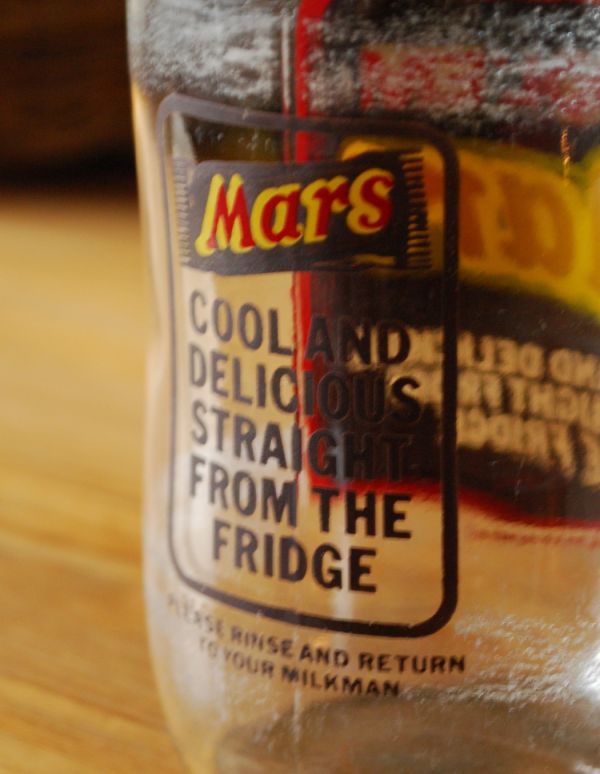 アンティーク雑貨　イラスト入りで可愛いイギリスの牛乳ビン、アンティークガラスボトル（Mars ）。どこから見てもイラストや文字がプリントされているので、そのままポンっと飾るだけで雰囲気が出ます。(k-1487-z)