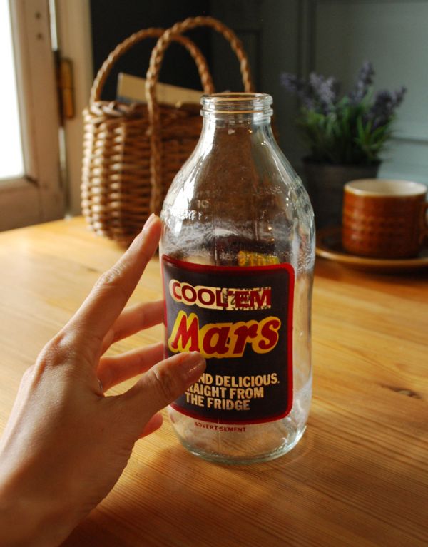 アンティーク雑貨　イラスト入りで可愛いイギリスの牛乳ビン、アンティークガラスボトル（Mars ）。日本の牛乳瓶より大きいサイズ感！海外らしさを感じます。(k-1487-z)