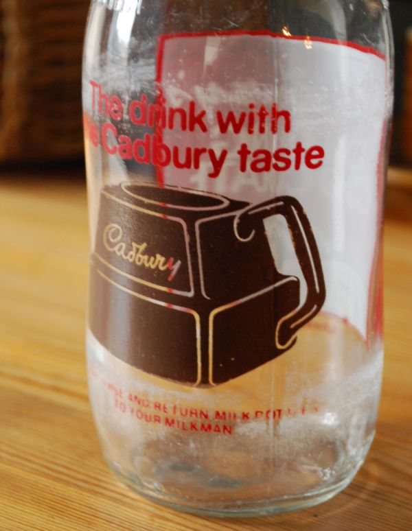 アンティーク ガラスボトル　アンティーク雑貨　イラスト入りで可愛いイギリスの牛乳ビン、アンティークガラスボトル（チョコレートドリンク ）。どこから見てもイラストや文字がプリントされているので、そのままポンっと飾るだけで雰囲気が出ます。(k-1488-z)