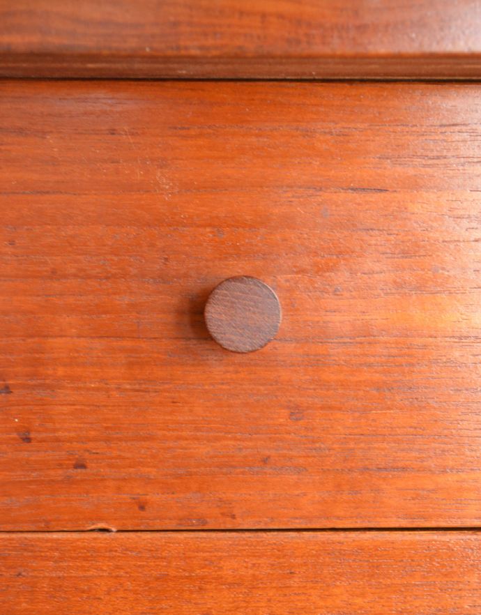 サイドボード　アンティーク家具　北欧スタイルのお部屋に使える引き戸付きのヴィンテージのサイドボード。木製の引き出しの取っ手です。(k-1489-f)