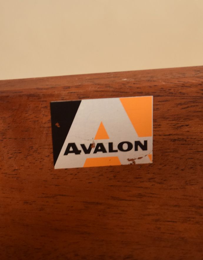 アンティークのチェスト　アンティーク家具　シンプルなお部屋のインテリアに、素敵なヴィンテージチェスト（Avalon）。AVALON社のタグが残っていました。(k-1490-f)