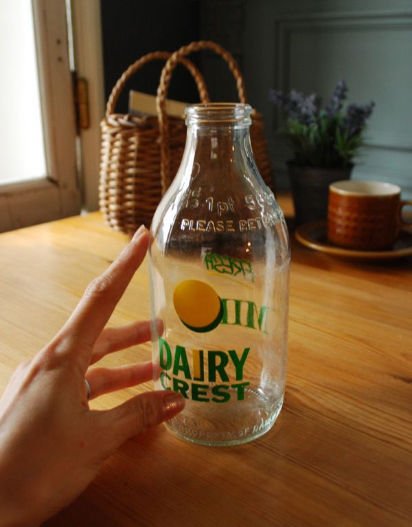 アンティーク ガラスボトル　アンティーク雑貨　イラスト入りで可愛いイギリスの牛乳ビン、アンティークガラスボトル（DAIRY CREST ）。日本の牛乳瓶より大きいサイズ感！海外らしさを感じます。(k-1490-z)