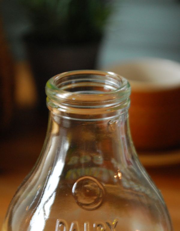 アンティーク ガラスボトル　アンティーク雑貨　イラスト入りで可愛いイギリスの牛乳ビン、アンティークガラスボトル（DAIRY CREST ）。グリーンやお花を挿してお楽しみください。(k-1490-z)