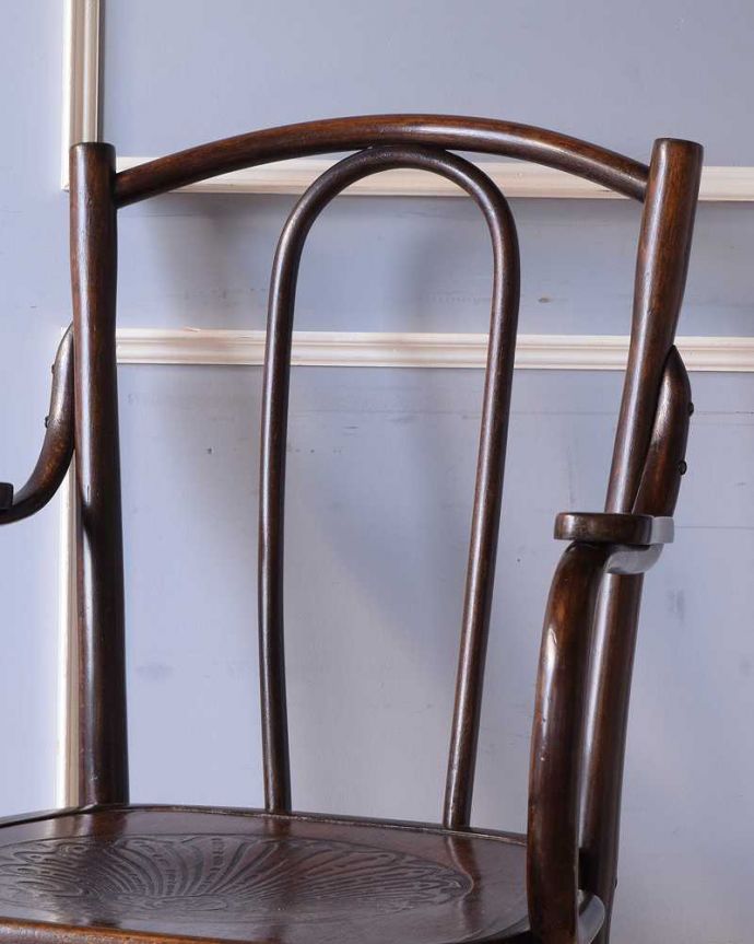 ダイニングチェア　アンティーク チェア　英国のかっこいい椅子、アーム付きのアンティークベントウッドチェア。美しいだけじゃなくて強い！背もたれは木を切り出しているのではなく、1本の木材を蒸気で蒸して曲げているので、繊維が断ち切られず粘りがあって丈夫なんです。(k-1491-c)