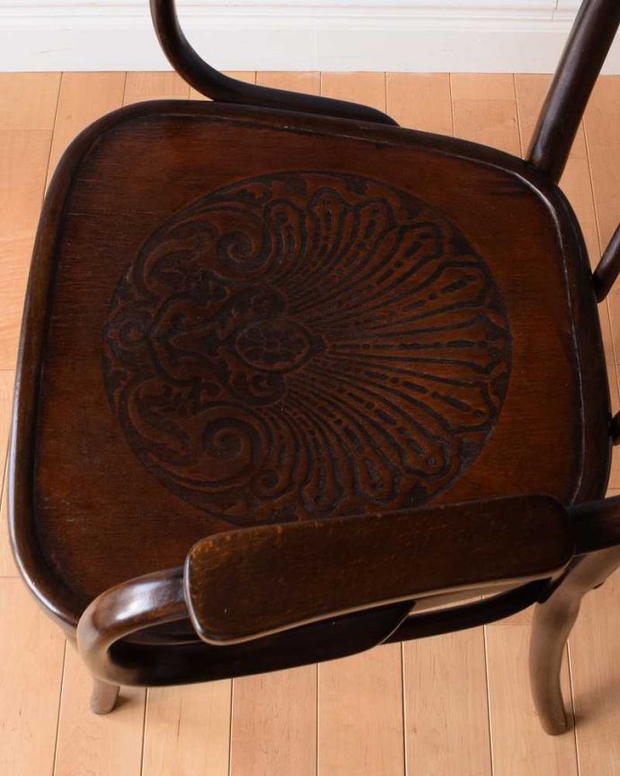 ダイニングチェア　アンティーク チェア　英国のかっこいい椅子、アーム付きのアンティークベントウッドチェア。座面にも個性があります背もたれだけじゃなく座面にも注目！丸みを帯びた可愛い座面がベントウッドの特長です。(k-1491-c)