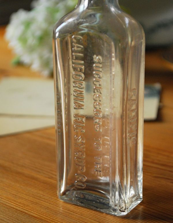 アンティーク ガラスボトル　アンティーク雑貨　クリアカラーのエンボス入りアンティークガラスボトル。ミルクや薬品、調味料など様々な用途で使われてきたアンティークボトルたちです。(k-1493-z)