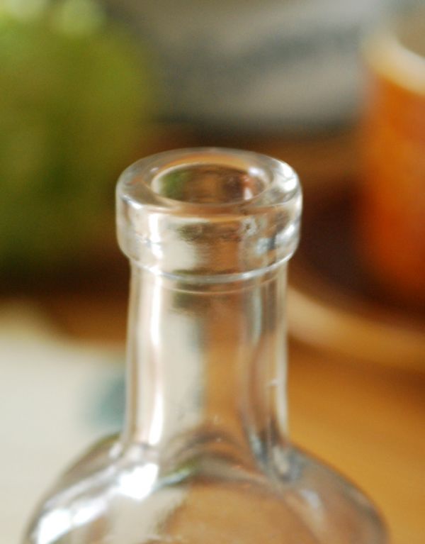 アンティーク ガラスボトル　アンティーク雑貨　クリアカラーのエンボス入りアンティークガラスボトル。長年使われてきたボトルはとっても味わい深い一品です。(k-1493-z)