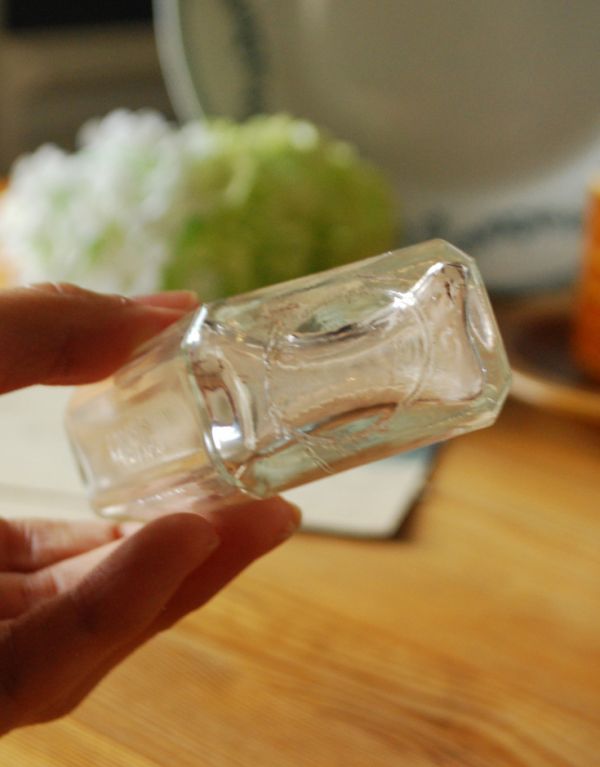 アンティーク ガラスボトル　アンティーク雑貨　クリアカラーのエンボス入りアンティークガラスボトル。アンティークのため、多少の欠け・傷がある場合がありますが、使用上問題はありませんので、ご了承下さい。(k-1493-z)
