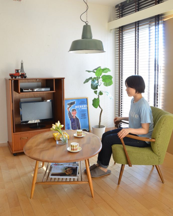 G-PLAN(Gプラン)　アンティーク家具　ラーセンデザインのヴィンテージ家具、G-planのテレビキャビネット。シンプルスタイルで、お部屋の中もカッコよく見た目がカッコイイから、お部屋にいてテレビを見ている時間も楽しくなっちゃう。(k-1494-f)