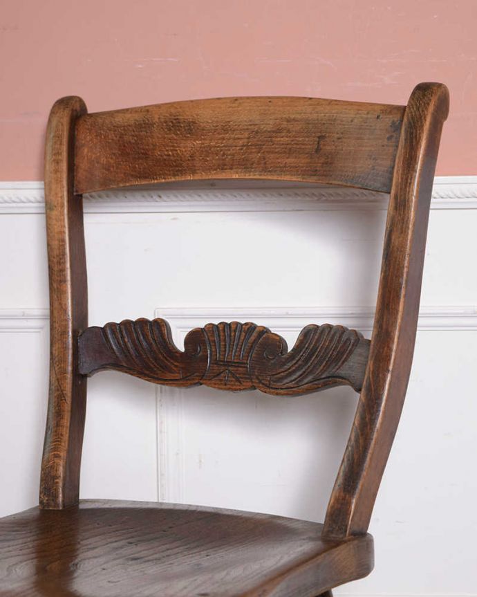 キッチンチェア　アンティーク チェア　背もたれに羽が付いたイギリスの椅子、アンティークキッチンチェア。背もたれは家庭のデザイン同じように見えて、それぞれの家庭で少しずつ違う背もたれのデザイン。(k-1496-c)