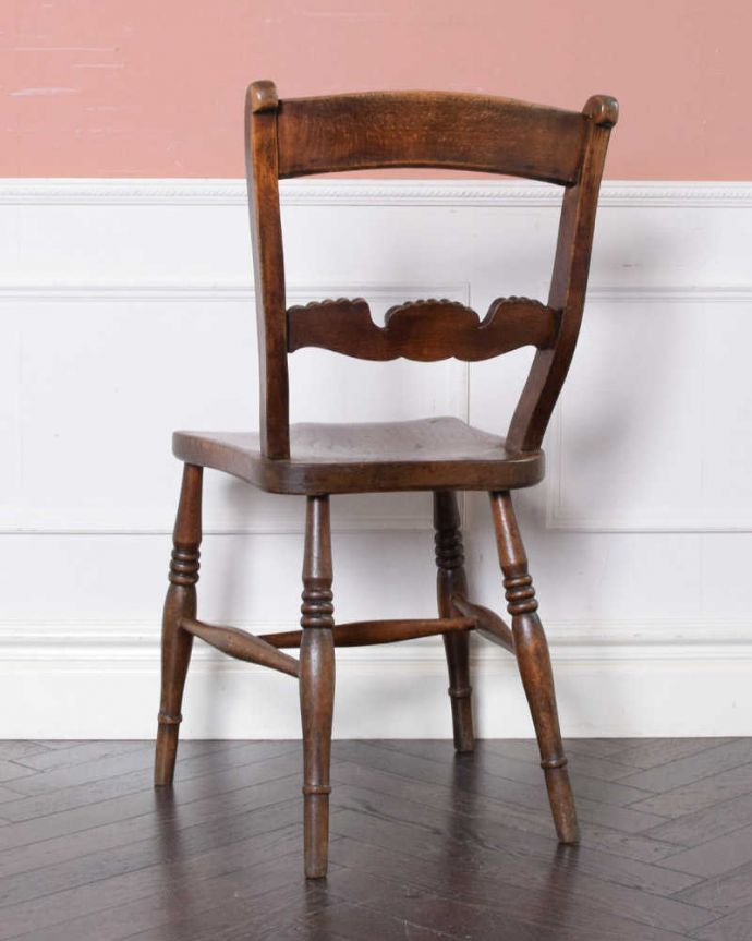 キッチンチェア　アンティーク チェア　背もたれに羽が付いたイギリスの椅子、アンティークキッチンチェア。後ろ姿にも自信があります！ダイニングテーブルに並べた時、後ろから見ることも多い椅子。(k-1496-c)