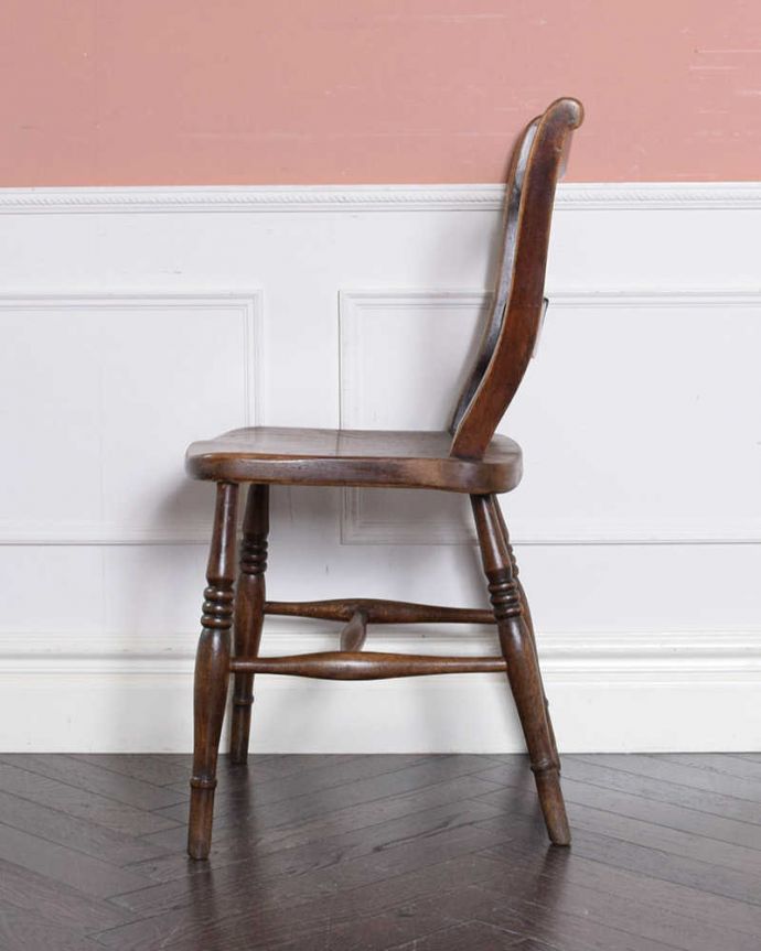 キッチンチェア　アンティーク チェア　背もたれに羽が付いたイギリスの椅子、アンティークキッチンチェア。横顔もほっこりデザイン横から見ても、なんだかほっこりぬくもりあるデザインです。(k-1496-c)