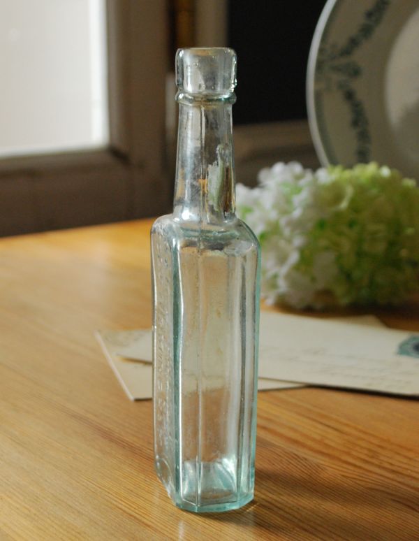 アンティーク ガラスボトル　アンティーク雑貨　イギリスで見つけたほっこりした雰囲気が可愛いアンティークガラスボトル。ほっこりした気分になるアンティークのガラス瓶今の時代、プラスチックやペットボトルが当たり前だけれど、当時はこんなに可愛いビンの中に入れられていたんだな･･･って。(k-1496-z)