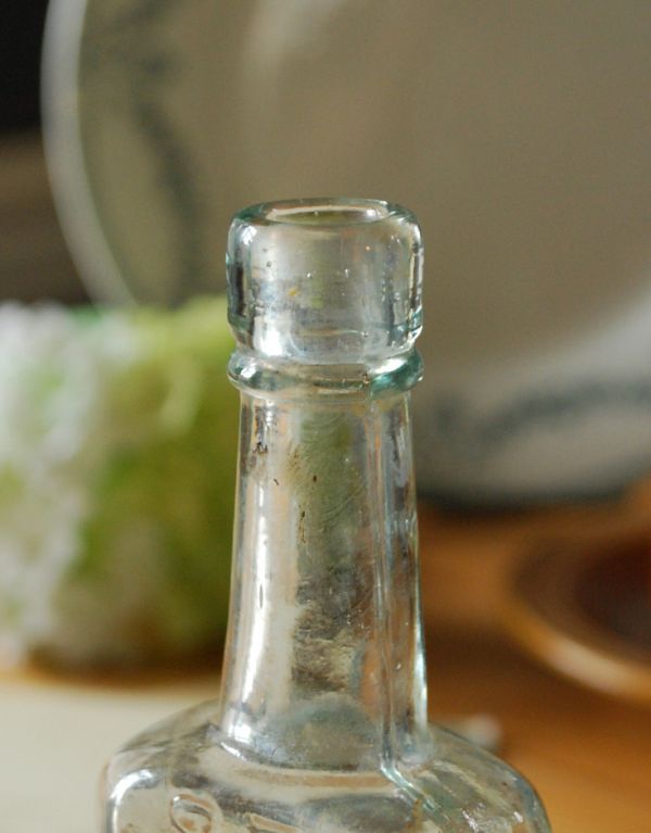 アンティーク ガラスボトル　アンティーク雑貨　イギリスで見つけたほっこりした雰囲気が可愛いアンティークガラスボトル。アンティークなので多少のキズ・汚れがある場合があります。(k-1496-z)