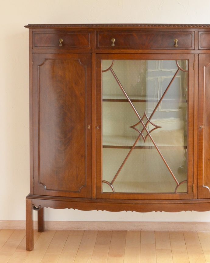 アンティークのキャビネット　アンティーク家具　英国デザインのアンティーク家具、装飾が美しいガラス戸付きのブックケース（本棚）。アンティークのガラスがキレイにはめ込んであります。(k-1498-f)