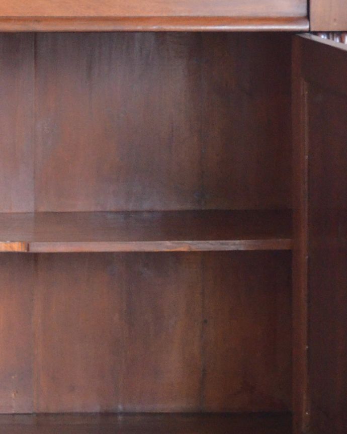 北欧キャビネット　アンティーク家具　気品あるアンティーク英国家具、棚が付いたサイドボード（シーフォニア）。扉内も綺麗な状態です。(k-1499-f)