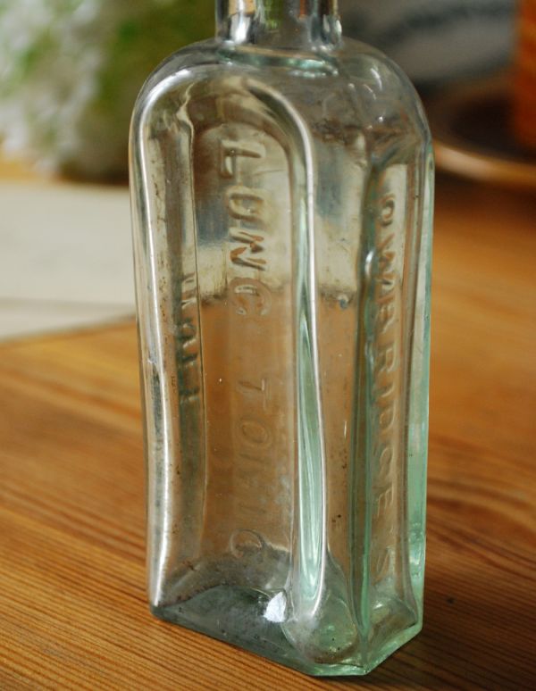 アンティーク ガラスボトル　アンティーク雑貨　エンボス入り、爽やかなブルーのアンティークガラスボトル。ミルクや薬品、調味料など様々な用途で使われてきたアンティークボトルたちです。(k-1499-z)
