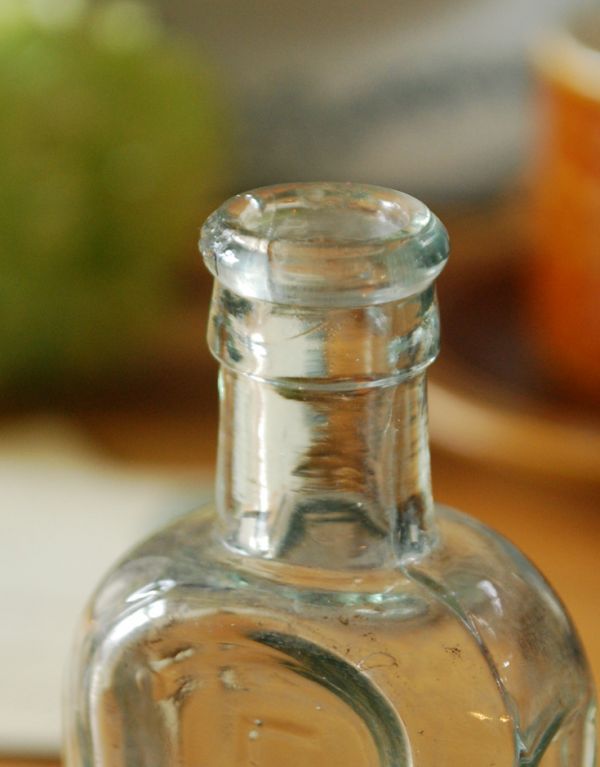 アンティーク ガラスボトル　アンティーク雑貨　エンボス入り、爽やかなブルーのアンティークガラスボトル。長年使われてきたボトルはとっても味わい深い一品です。(k-1499-z)