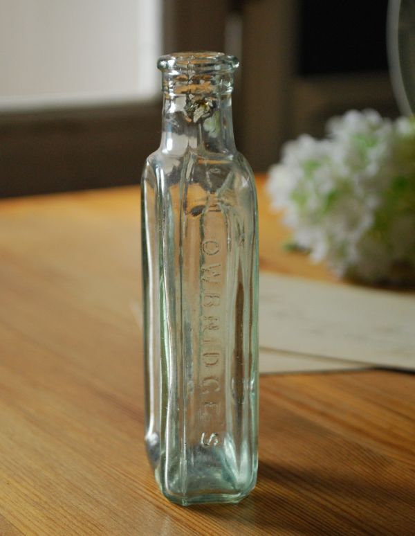 アンティーク ガラスボトル　アンティーク雑貨　ほっこりとした雰囲気のイギリスで見つけたアンティークガラスボトル。ほっこりした気分になるアンティークのガラス瓶今の時代、プラスチックやペットボトルが当たり前だけれど、当時はこんなに可愛いビンの中に入れられていたんだな･･･って。(k-1500-z)
