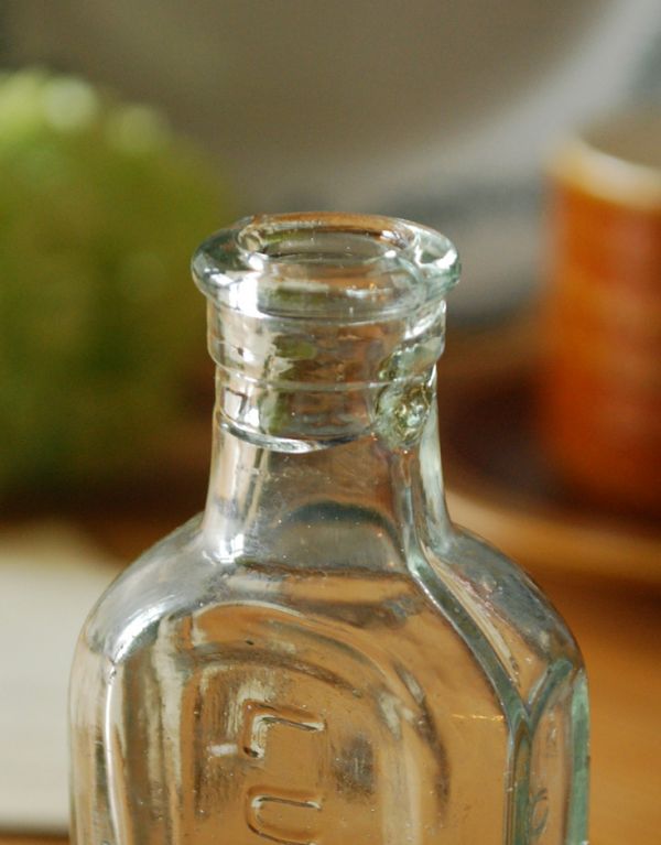 アンティーク ガラスボトル　アンティーク雑貨　ほっこりとした雰囲気のイギリスで見つけたアンティークガラスボトル。上から見ると･･･アンティークなので多少のキズ・汚れがある場合があります。(k-1500-z)