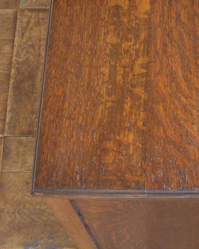 アンティークのチェスト　アンティーク家具　カッコいいイギリスアンティーク家具、小さな扉が付いたオーク材チェスト。何を置こうかな？木目もキレイな天板。(k-1501-f)