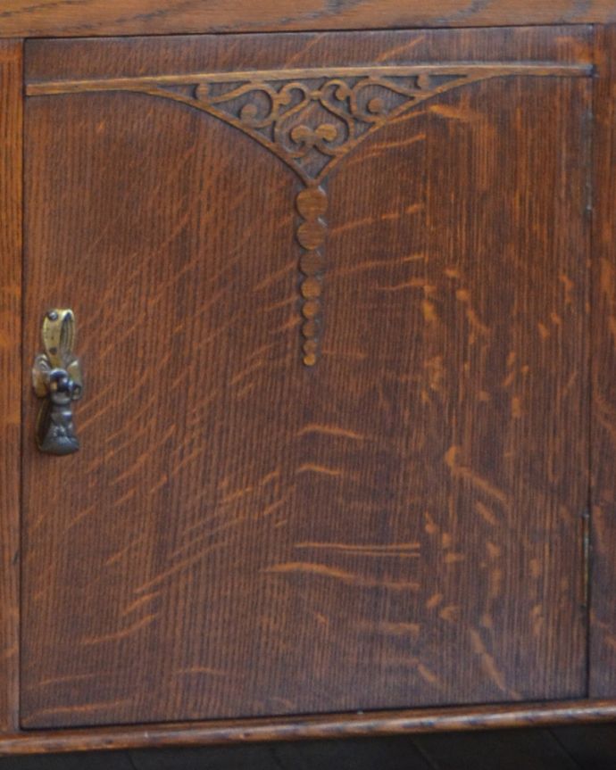アンティークのチェスト　アンティーク家具　カッコいいイギリスアンティーク家具、小さな扉が付いたオーク材チェスト。扉にはさりげなく彫職人さんの小さなこだわりを発見！なんだか嬉しくなっちゃう。(k-1501-f)