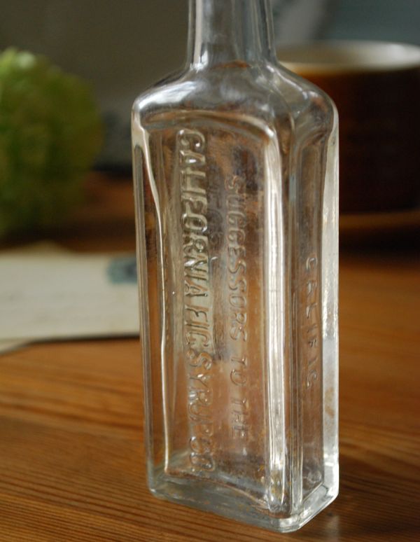 アンティーク ガラスボトル　アンティーク雑貨　花瓶におすすめのアンティーク雑貨、クリアカラーのエンボス入りガラスボトル。ほっこりした気分になるアンティークのガラス瓶今の時代、プラスチックやペットボトルが当たり前だけれど、当時はこんなに可愛いビンの中に入れられていたんだな･･･って。(k-1501-z)