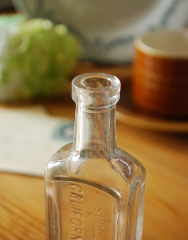 アンティーク ガラスボトル　アンティーク雑貨　花瓶におすすめのアンティーク雑貨、クリアカラーのエンボス入りガラスボトル。上から見ると･･･アンティークなので多少のキズ・汚れがある場合があります。(k-1501-z)