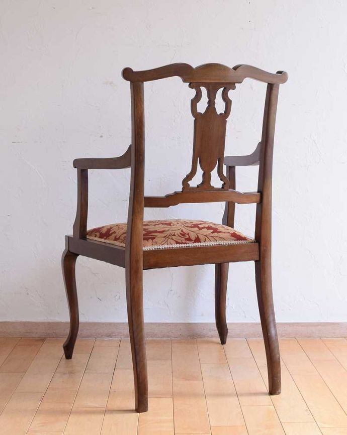 サロンチェア　アンティーク チェア　ローズウッド材の英国アンティークアームチェア、美しい背もたれのインレイドチェア。後ろ姿も上品です並べた時に後ろから見ることも多い椅子。(k-1503-c)