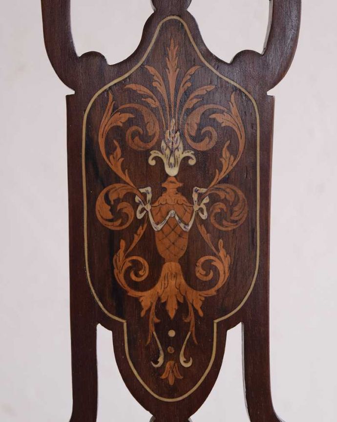 サロンチェア　アンティーク チェア　ローズウッド材の英国アンティークアームチェア、美しい背もたれのインレイドチェア。華やかな象嵌の模様木を組み合わせることで作る象嵌で描かれた模様。(k-1503-c)