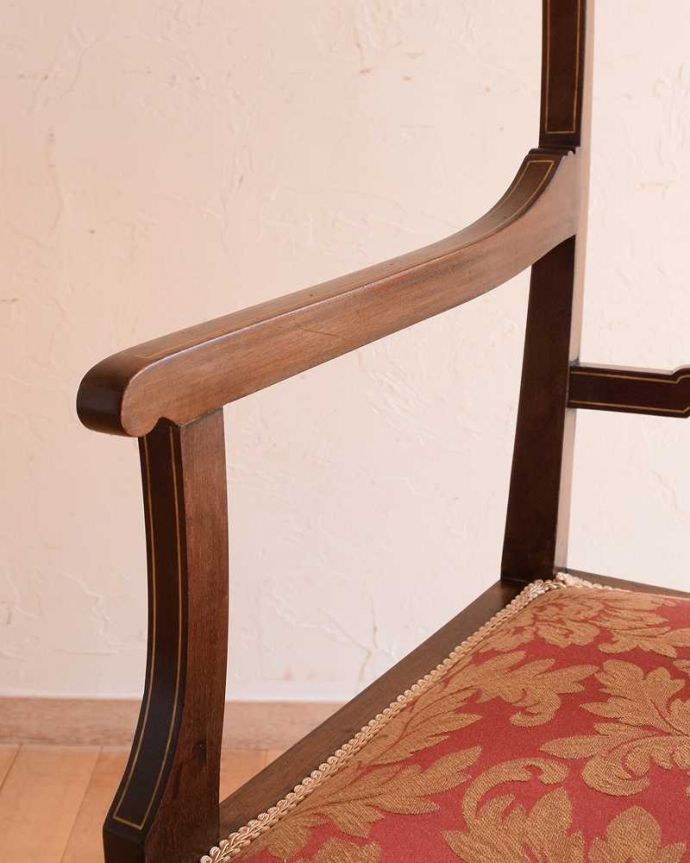 サロンチェア　アンティーク チェア　ローズウッド材の英国アンティークアームチェア、美しい背もたれのインレイドチェア。アーム部分にも注目肘を掛けておけるアームチェアは座ったときにやっぱりラク。(k-1503-c)