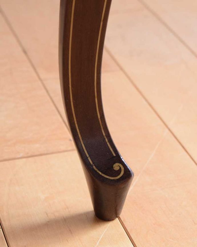 サロンチェア　アンティーク チェア　ローズウッド材の英国アンティークアームチェア、美しい背もたれのインレイドチェア。床を滑らせて移動出来ますHandleではアンティークチェアの脚の裏にフェルトキーパーをお付けしています。(k-1503-c)