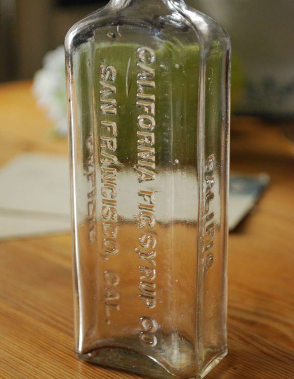 アンティーク ガラスボトル　アンティーク雑貨　クリアカラーのエンボス入りアンティークガラスボトル。ミルクや薬品、調味料など様々な用途で使われてきたアンティークボトルたちです。(k-1503-z)