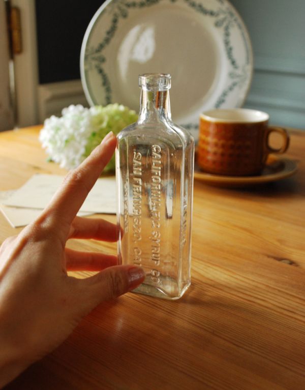 アンティーク ガラスボトル　アンティーク雑貨　クリアカラーのエンボス入りアンティークガラスボトル。グリーンを挿したり、窓辺や棚の上などいろんなところに飾ってみてください。(k-1503-z)