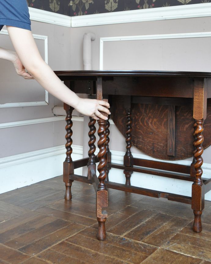 アンティークのテーブル　アンティーク家具　天板の彫りが美しいアンティーク家具、ゲートレッグテーブル（伸張式テーブル）。脚を引っ張り出すだけなので、組み立ても簡単！女性の力で大丈夫です。(k-1504-f)