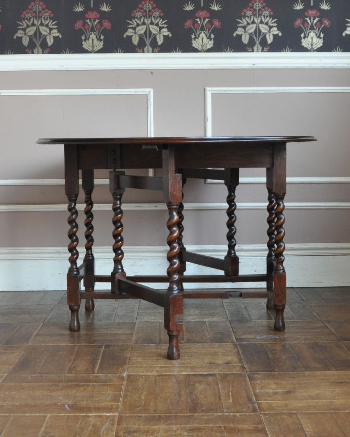 アンティークのテーブル　アンティーク家具　天板の彫りが美しいアンティーク家具、ゲートレッグテーブル（伸張式テーブル）。常に広げた状態でも十分にご使用頂けます。(k-1504-f)