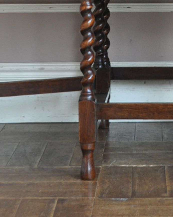 アンティークのテーブル　アンティーク家具　天板の彫りが美しいアンティーク家具、ゲートレッグテーブル（伸張式テーブル）。丸い足先が可愛いです。(k-1504-f)