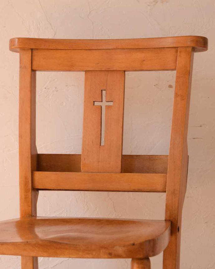 ダイニングチェア　アンティーク チェア　クロスデザインの聖書箱付きのチャーチチェア、英国アンティーク椅子。教会ごとに違う背もたれいろんなデザインのチャーチチェア。(k-1505-c)