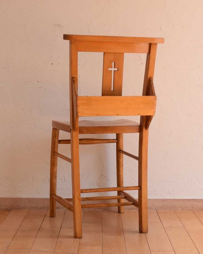 ダイニングチェア　アンティーク チェア　クロスデザインの聖書箱付きのチャーチチェア、英国アンティーク椅子。後ろ姿にも自信があります！教会でズラーっと並べられていた感じで後ろから眺めてみましょう。(k-1505-c)