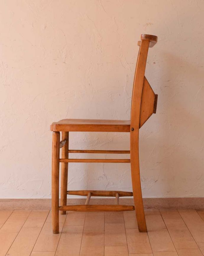 ダイニングチェア　アンティーク チェア　クロスデザインの聖書箱付きのチャーチチェア、英国アンティーク椅子。横から見るとこんな感じ脚もとにある桟は、礼拝に来た人たちの荷物置き場。(k-1505-c)