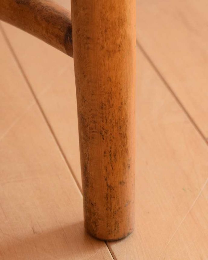 ダイニングチェア　アンティーク チェア　クロスデザインの聖書箱付きのチャーチチェア、英国アンティーク椅子。床を滑らせて移動出来ますHandleではアンティークチェアの脚の裏にフェルトキーパーをお付けしています。(k-1505-c)